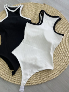 Body canelado 3D P&B na internet