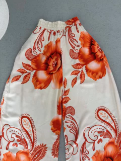 Calça pantalona inspired FRM na internet