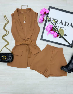 Conjunto Alfaiataria colete e shorts