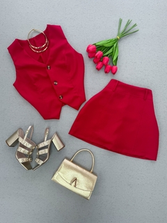 Conjunto Alfaiataria Saia/shorts e colete vermelho