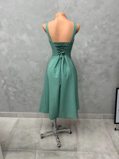 Vestido midi Luana poá verde na internet