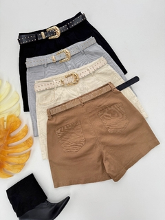 Saia/shorts sarja com cinto na internet