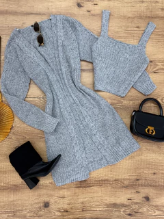 Conjunto cropped e cardigan na internet