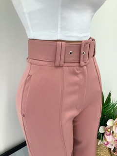 Calça alfaiataria com cinto rosê - comprar online