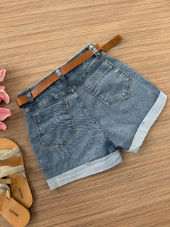 Shorts jeans com cinto na internet