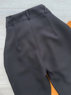 Calça alfaiataria com cinto na internet