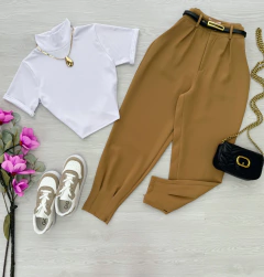 Calça alfaiataria cenoura com cinto na internet