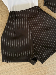 Conjunto Alfaiataria Saia/shorts e colete risca de giz - comprar online