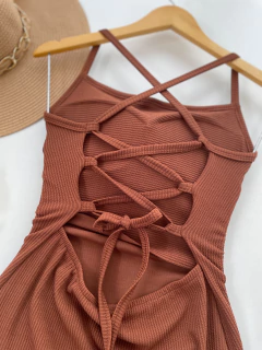 Vestido aberto nas costas na internet
