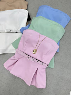 Blusa tomara que caia com cinto na internet