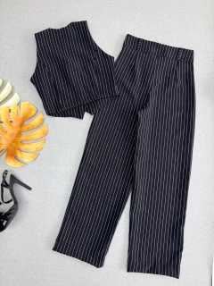 Conjunto calça e colete risca de giz na internet