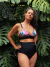 Corpiño Capri Terciopelo de estampado tropical, con breteles finos y una modelo posando entre hojas verdes.