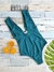 Traje de baño entero en color verde, con breteles anchos y detalles en la tela, acompañado de rodajas de naranja y una hoja verde.