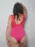 Body fucsia de puntilla roja con breteles anchos, visto desde atrás.