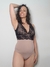 Modelo posando con un body nude con puntilla negra, mostrando un estilo elegante y moderno.