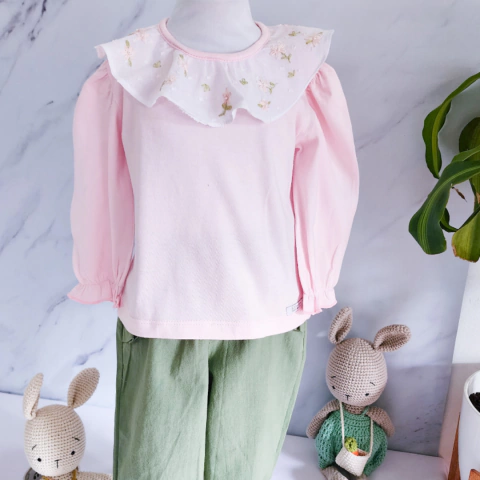 REMERA CON VOLADO BRODERIE. - comprar online