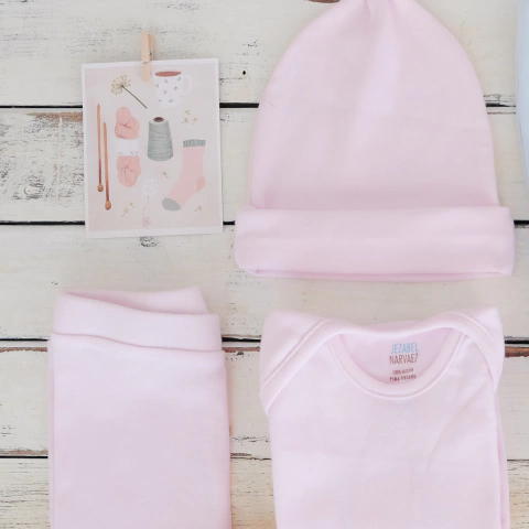 Ajuar Primeros días: 3 Piezas en algodón pima blanco -Body, pantalón y gorro- - Jezabel Narvaez