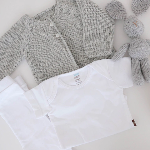 Ajuar basico con saquito: body y pantalon blanco con saquito gris - comprar online