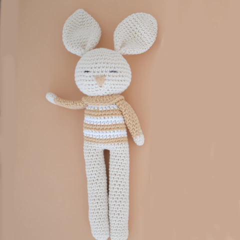 Conejo patas rayas camel