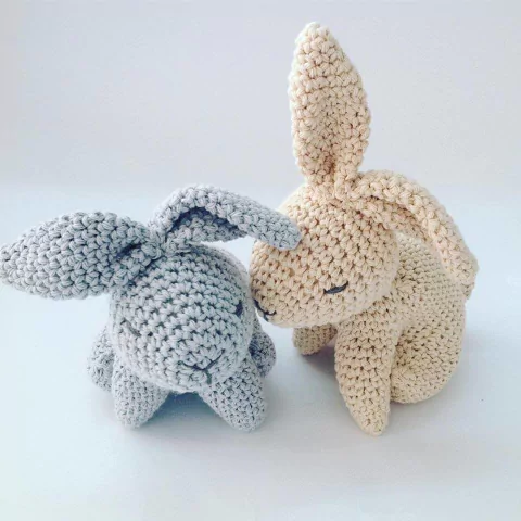 Conejo amigurumi sentado