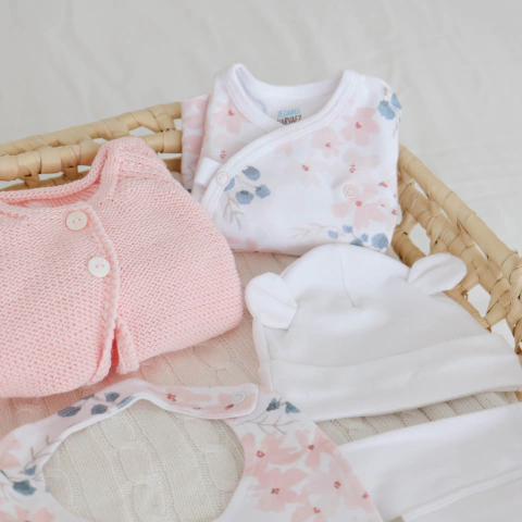 Conjunto Justina: batita, ranita, gorro y saquito de hilo