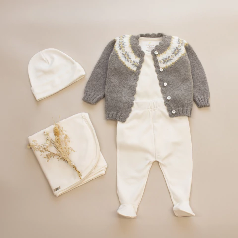 Caja regalo de nacimiento New York: Ajuar algodón pima natural con manta y campera de lana -5 piezas- - comprar online