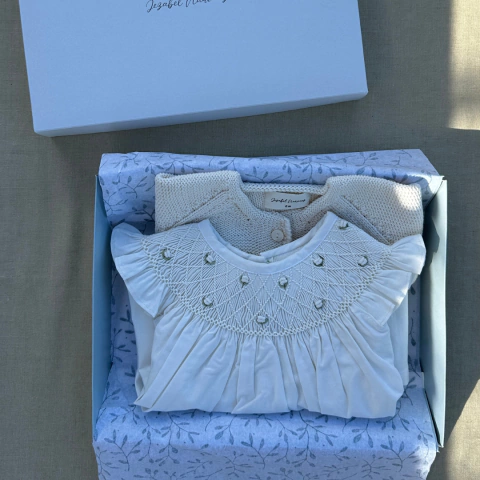 Caja regalo Clara: vestido punto smock y saquito beige - comprar online
