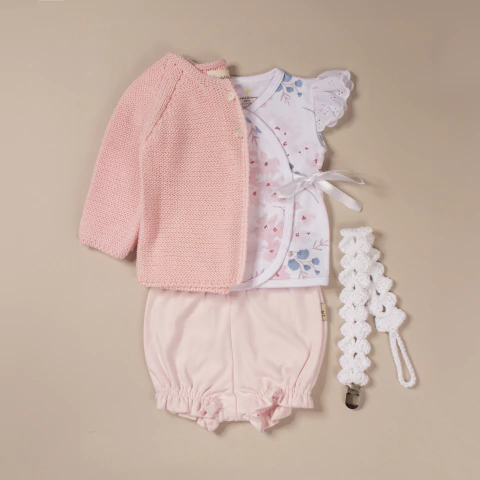 Caja regalo Justina: Batita puntilla, bombachudo, portachupete y saquito rosa - comprar online