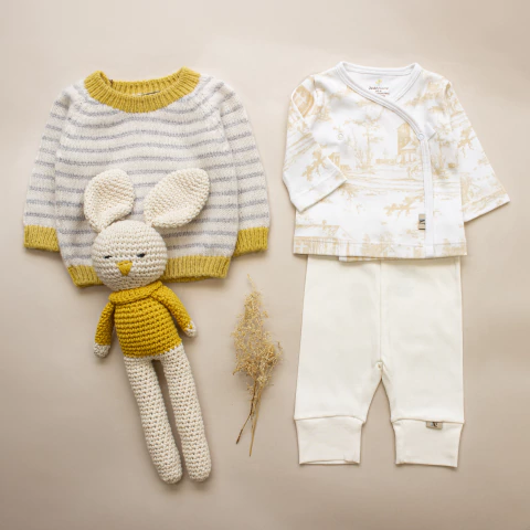 Caja regalo Versalles: batita, pantalón, muñeco de apego y sweater de lana - comprar online