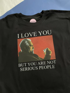 Remera serious people en internet