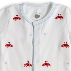 Detalhe do Macacão Bebê Algodão Pima Peruano Duplo BRANCO bordado de caranguejo em toda a parte frontal e detalhes em azul celeste