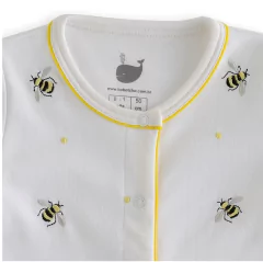 Detalhes do bordado abelhas do Macacão Duplo Algodão Pima Abelhas 