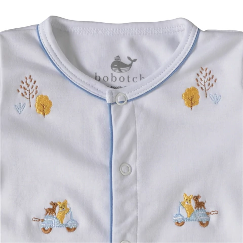 Macacão Pima Duplo com bordados de carros e cachorros em tons discretos de azul, caramelo e marrom, ideal para usar na maternidade. O macacão duplo é 3 em uma. Substitui o body e calça que se pedem nas maternidades abaixo do macacão.
