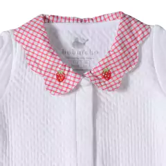 Macacão Bebê Jacquard Branco Gola Bordada Morango