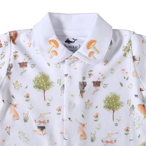 Destaque para a gola bordado de cogumelos do Macacão Bebê em Algodão Pima Party com gola bordada