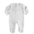 Macacão Branco com babado mininalista em branco com a suavidade e maciez do algodão pima peruano que todo bebê merece