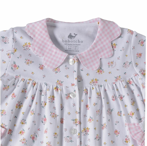 Detalhe da blusa do pijama clássico Flores do Campo com gola recortada em branco - estampa exclusiva Bobotchô