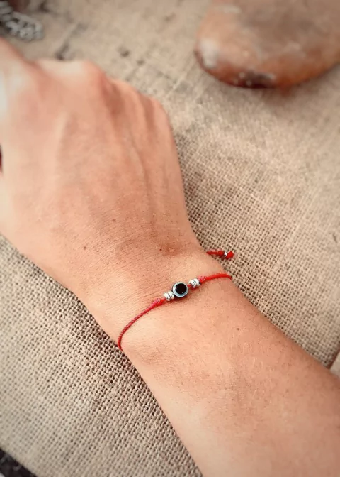 pulsera de hilo rojo con ojo turco o nazar