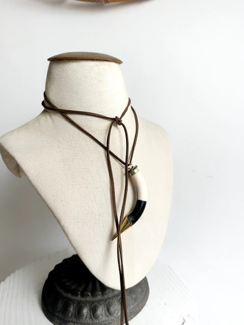 Collar / Choker Cuerno Maui Crudo y Negro - comprar online