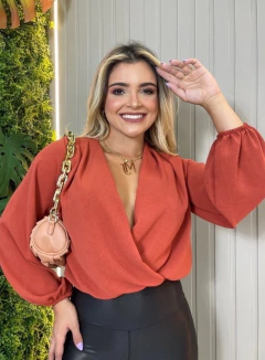 Cropped Yvi na internet