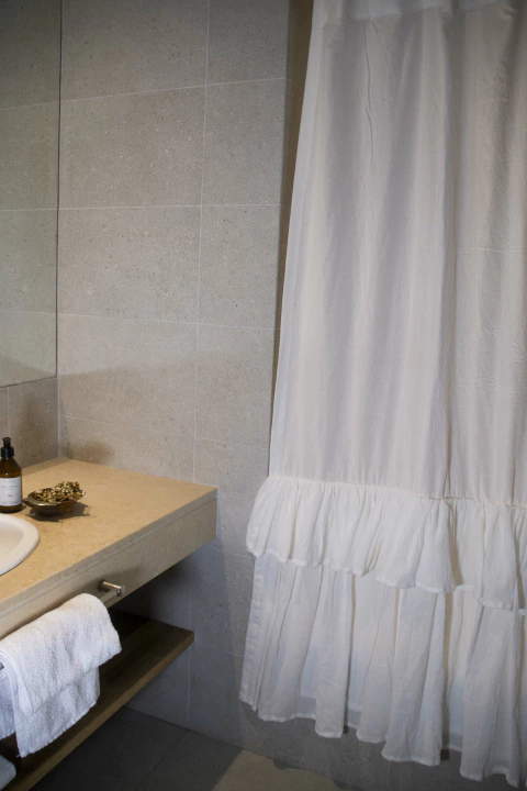 Cortina de Baño con Volado Doble - Tiras - comprar online