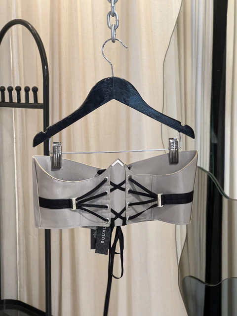 Corselette Conquistatrix Visón acharolado y negro