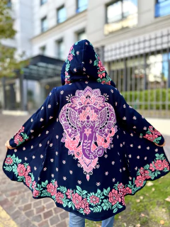 Sacón con capucha estilo New Mandala en tonos azul, rosa y verde con diseño floral y elefante en la espalda