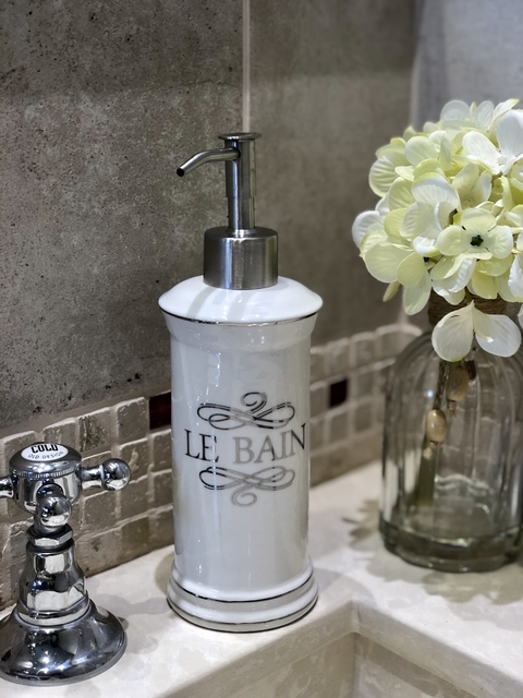 Dispenser Le Bain de porcelana con detalles en plata