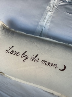 Almohadón Love by the moon natural en internet