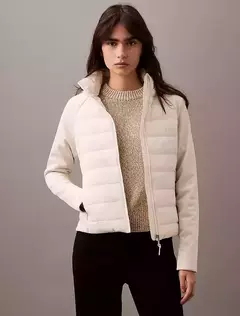 Jaqueta Calvin Klein híbrida feminina cor Chalk - Tamanho M na internet