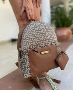 Mochila Tommy Hilfiger Marrom Logo c/ porta moedas - Tamanho Médio - Mimos de Orlando