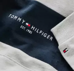 Moletom Tommy Hilfiger Cinza com Azul Marinho/Capuz - TH9876- Tamanho 16 - 18 anos