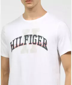 Camiseta Tommy Hilfiger Branca com Logo - TH021- Tamanho 6 - 7 anos - Mimos de Orlando