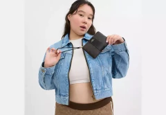 Carteira Coach Corner Zip Wristlet In Signature Canvas With Stripe - Walnut/Black - Mimos de Orlando